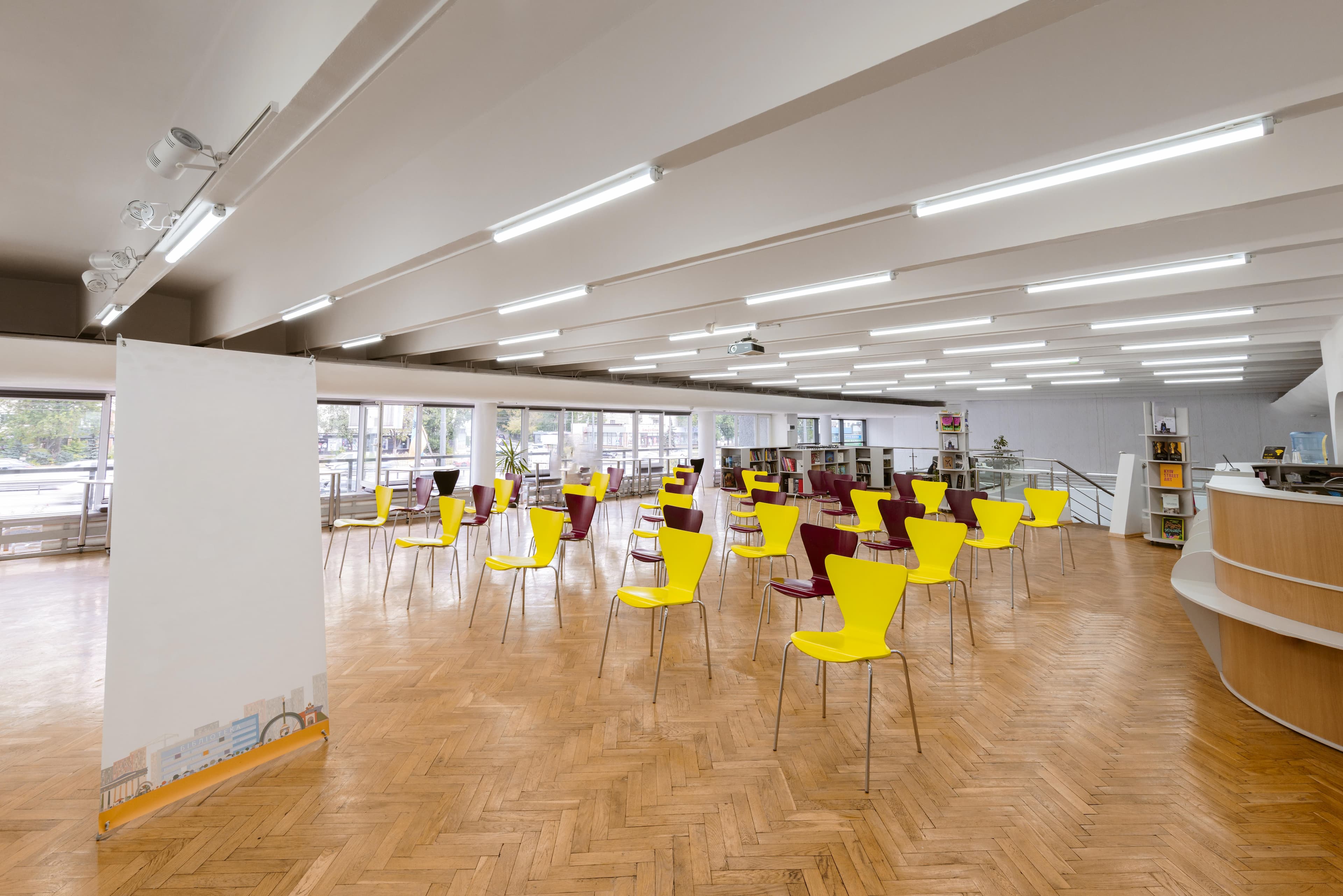Espace de vente et bureaux aménagés avec éclairage architectural