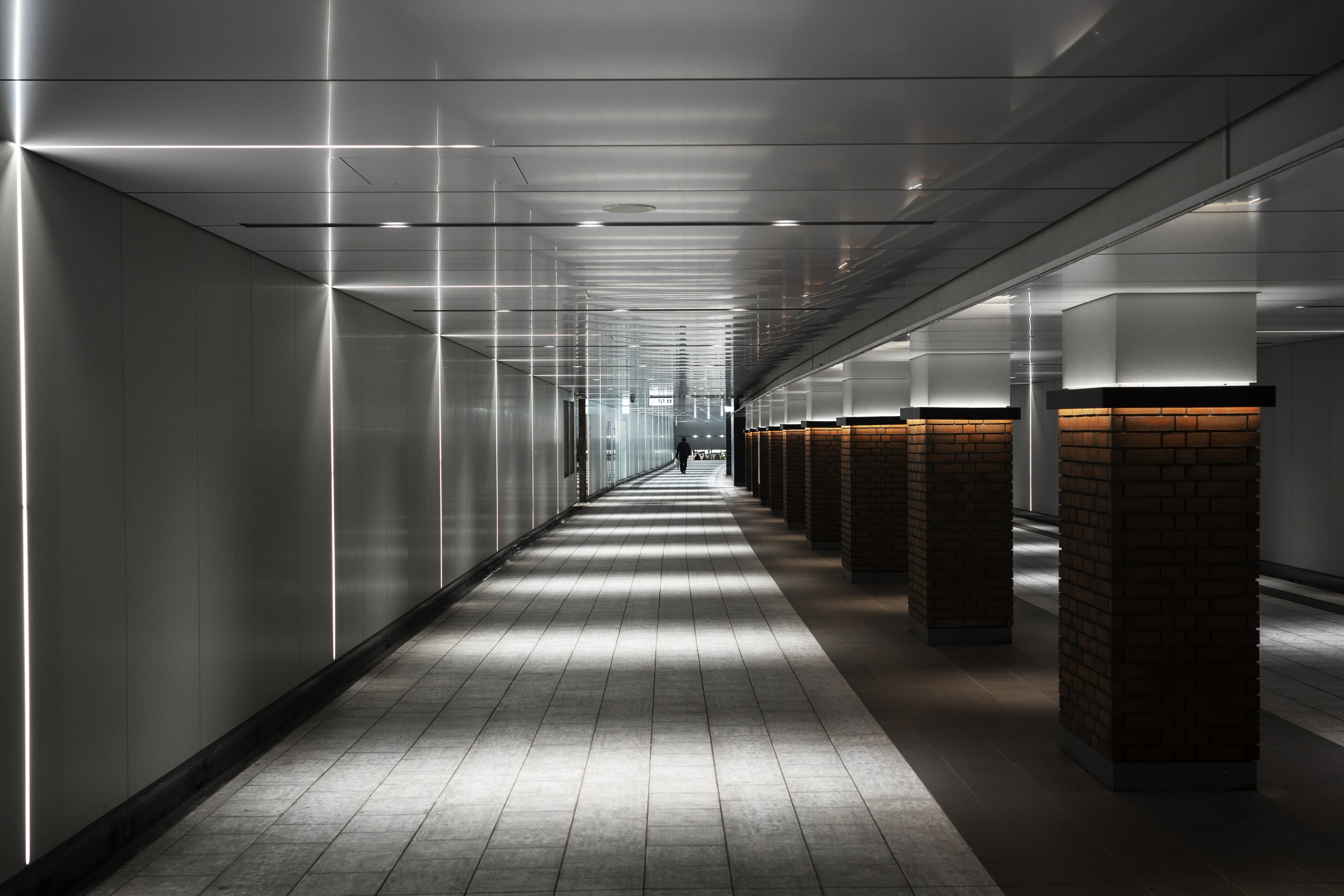 Open-space lumineux avec rails LED et cloisons vitrées